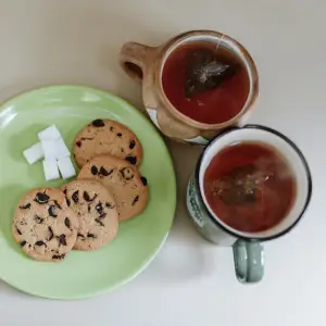 Sıcak Çay ve Kurabiye Sunumu